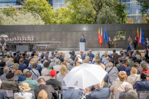 Wręczenie orderów przed Muzeum Powstania na Woli