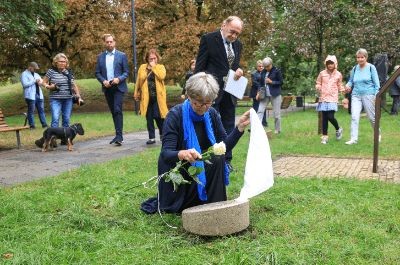 Upamiętnienie osób w Ogrodzie Sprawiedliwych na Woli