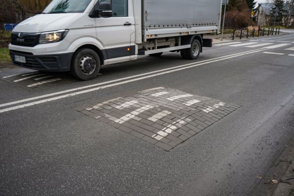 Progi zwalniające na przejsciu dla pieszych w Ursusie